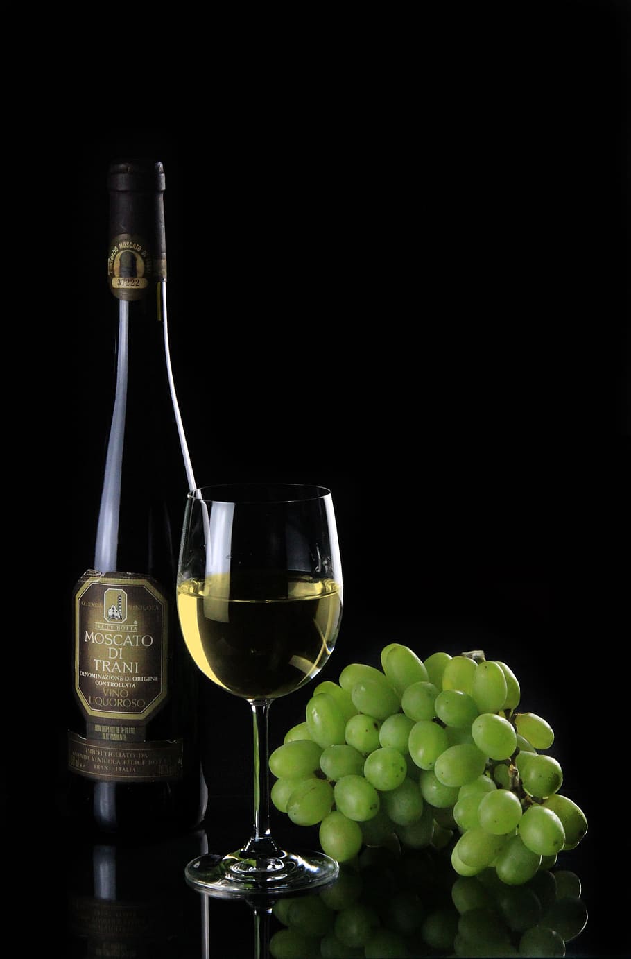 di, trani, wine, bottle, glass, green, grapes, Moscato, Di Trani, wine bottle