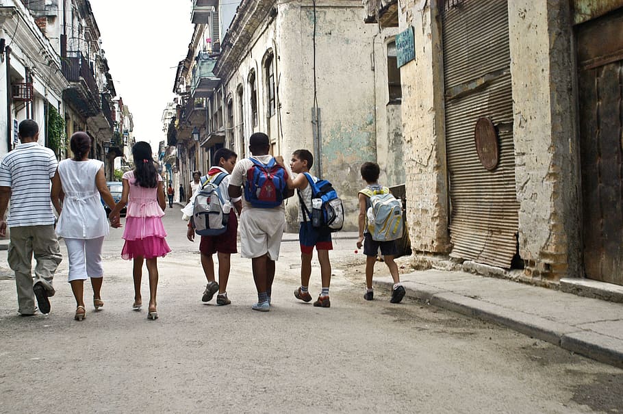 crianças, caminhando, em direção a, construção, escola, andar, pessoas, rua, velho, passado