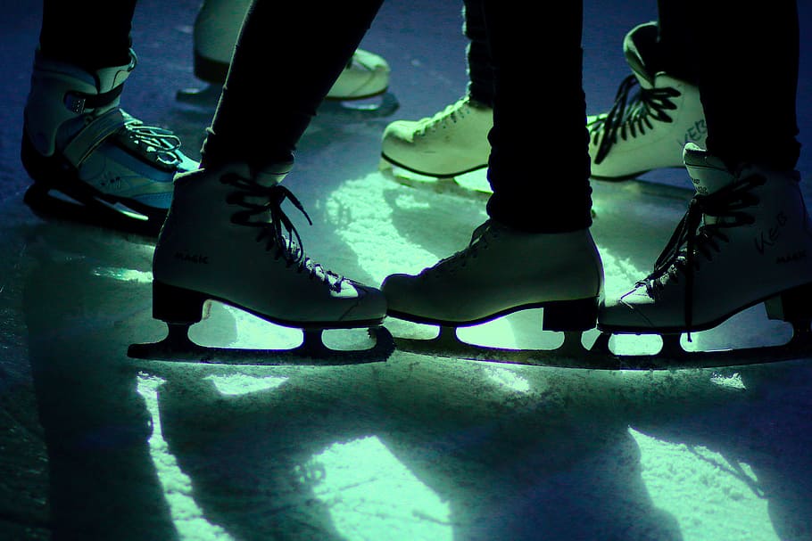 patines de hielo blanco, hielo, disco, luz, patines, disco de hielo, extremidad, parte del cuerpo humano, pierna humana, sección baja