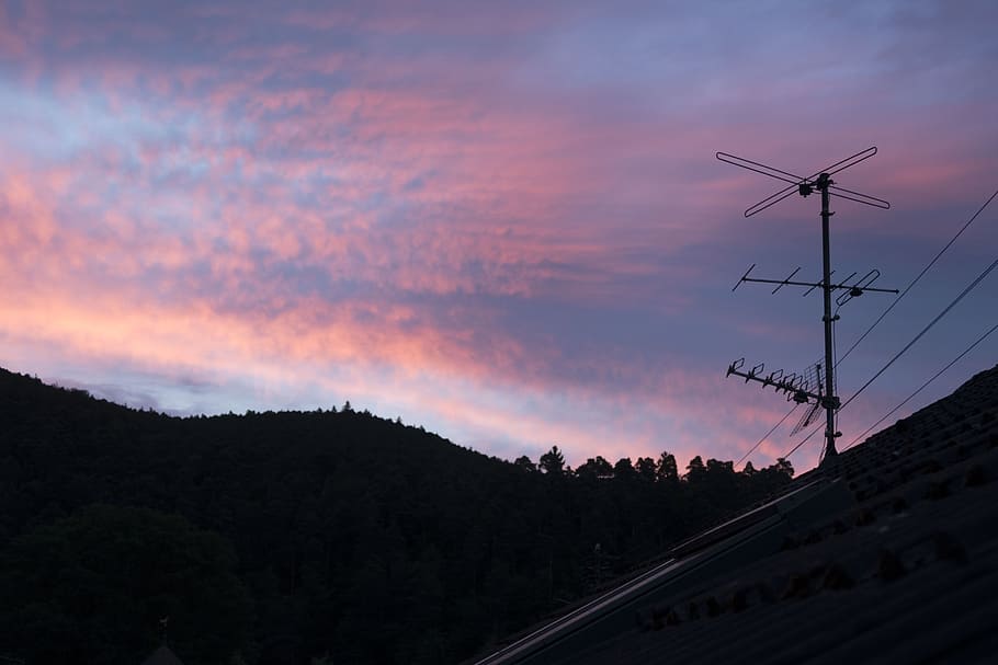 cielo, antena, techo, nubes, puesta de sol, púrpura, violeta, rosa, amanecer, antena de televisión