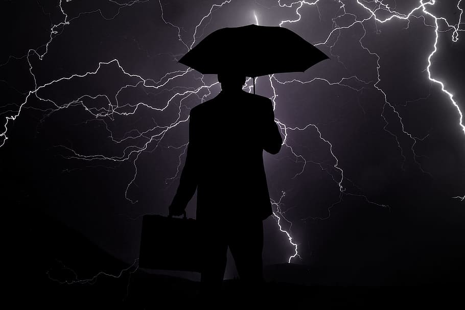 silueta, hombre, sosteniendo, maletín, paraguas, empresario, crisis, lluvia, flash, mercado bajista