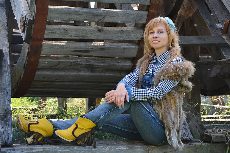 girl, woman, cowboy boots, jeans, fur vest, country, shirt, southern style, south, western