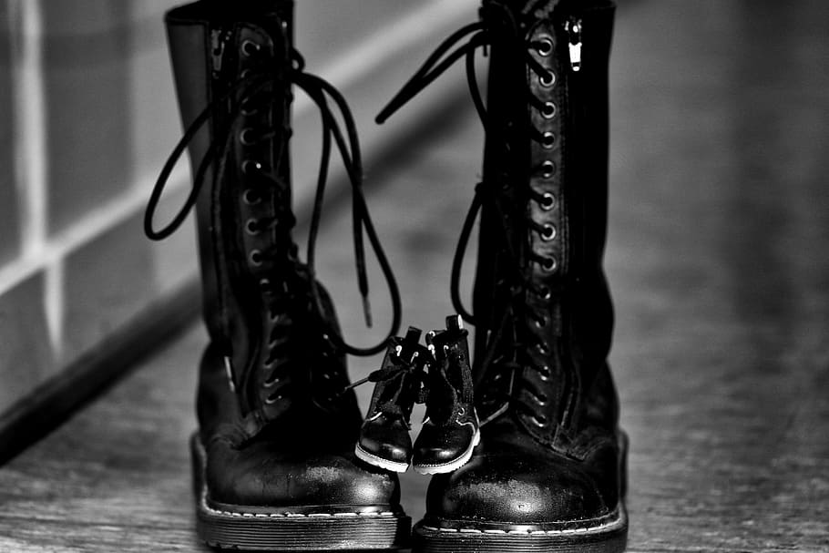 par, preto, botas de combate em couro, fotografia em escala de cinza, dr, martens, sapatos, minúsculo, botas, calçados