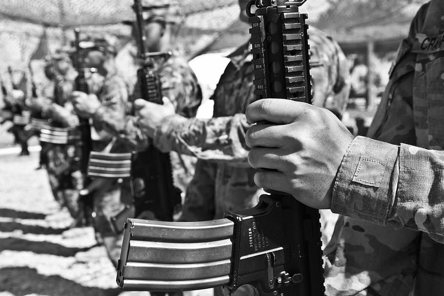 tentara, memegang, senapan, fotografi skala abu-abu, senjata, peluru, proyektil, perang, berbahaya, afghanistan