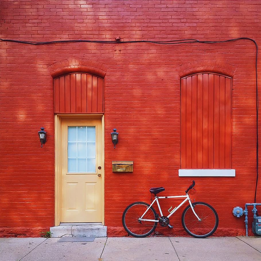 putih, sepeda gunung, parkir, di samping, merah, dicat, dinding bata, rumah, rumah rumah manis, sepeda
