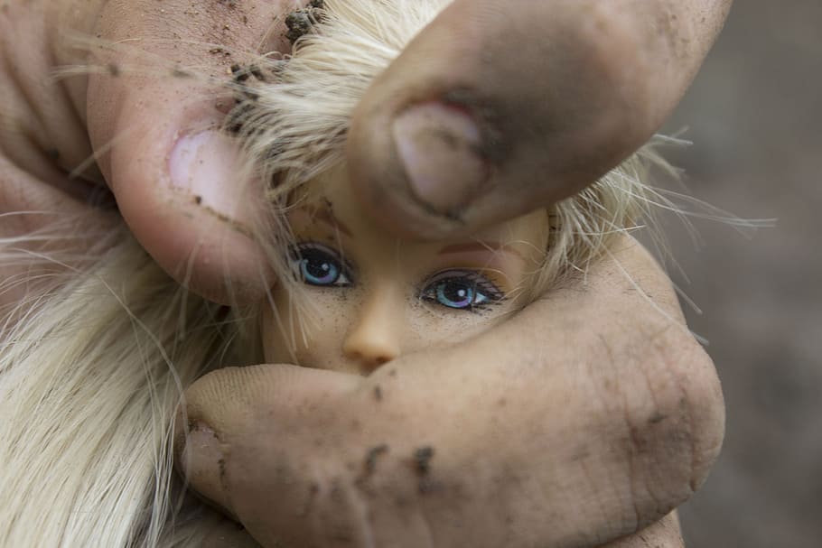 niña muñeca cabeza, opresión, mujeres, violencia, barbie, muñeca, feminismo, cabeza, dedo, ojos