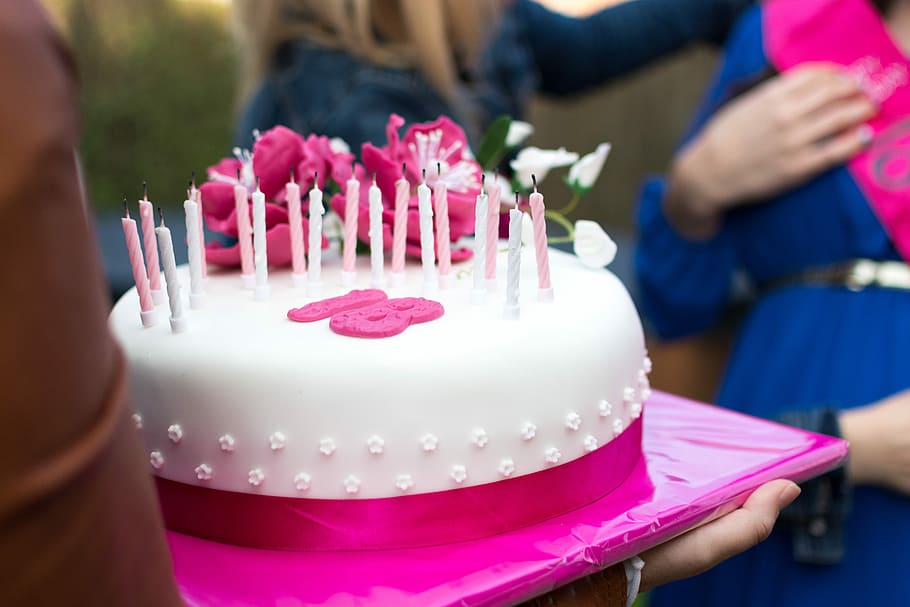 Bolo de aniversário, aniversário, bolo, close-up, sobremesa, mãos, fora, processo, vela, celebração