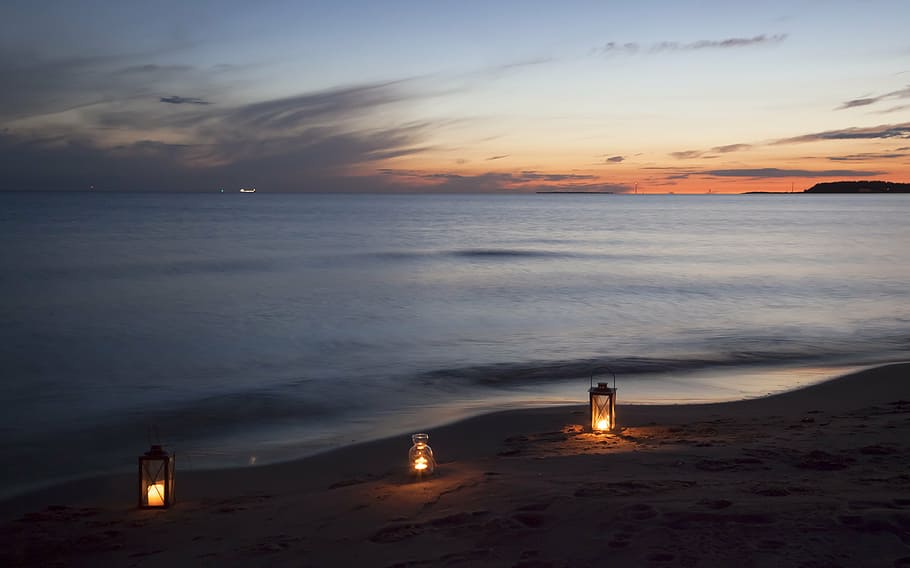 três, bege, lâmpadas, marrom, areia, noite, praia, mar, água, céu