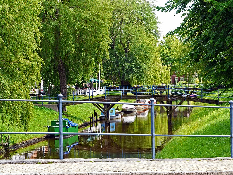 canal, friedrichstadt, dutch settlement, boats, bridges, outside catering, tourism, old trees, nordfriesland, mecklenburg