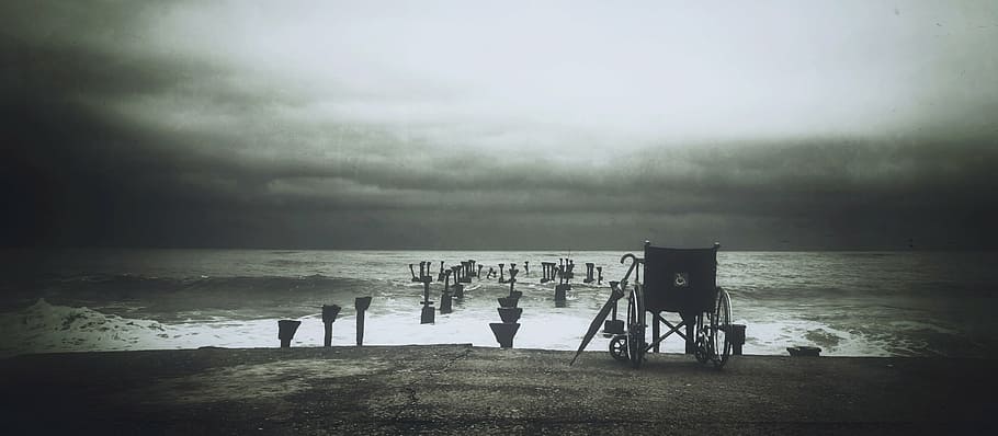 kursi roda, pantai laut, skala abu-abu, foto, hitam, alam, pantai, air, lautan, laut