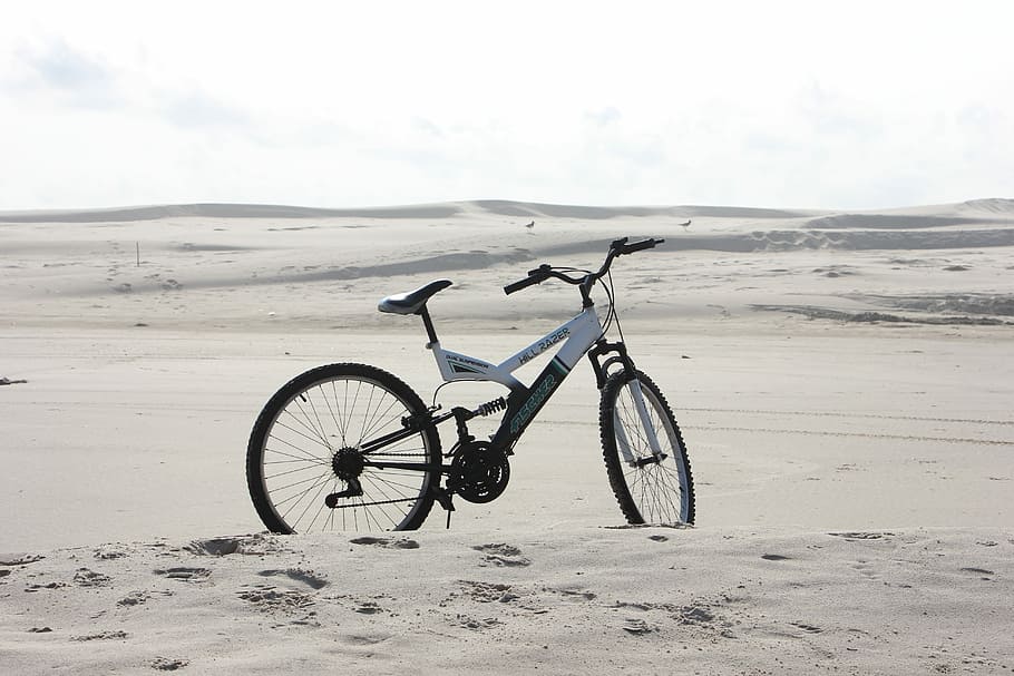Bicicleta, Praia, Areia, transporte, roda, modo de transporte, terra, céu, veículo terrestre, meio ambiente