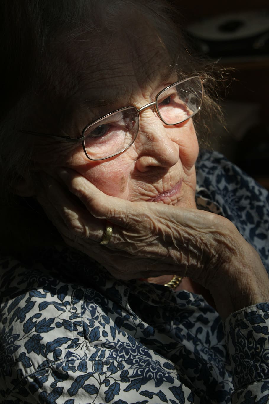 woman, wearing, eyeglasses, looking, old, age, retirement home, dementia, alzheimer's, portrait