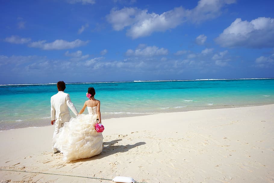 fotografia, casal, vestindo, branco, vestido de noiva, terno, em pé, bege, areia, mar