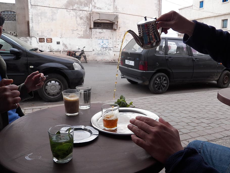 vertiendo té, tienda de té, té, té marroquí, mano humana, comida y bebida, mano, personas reales, tenencia, ciudad