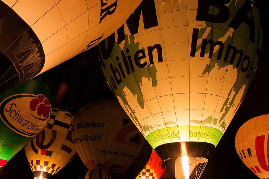 balon udara panas, malam, balon cahaya, berwarna-warni, diterangi, pandangan sudut rendah, peralatan pencahayaan, balon, lentera, gantung