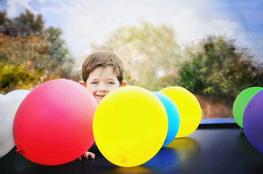 anak laki-laki, berbagai macam balon warna, balon, perayaan, anak, warna, kesenangan, masa kanak-kanak, rayakan, anak-anak saja