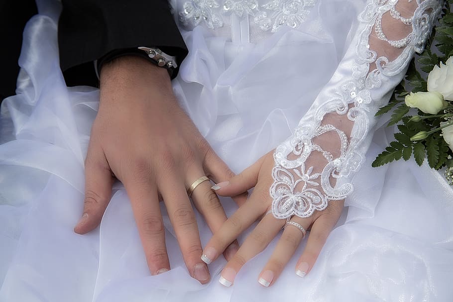 grupo, mãos da noiva, vestindo, aliança de casamento, casal, mão, prata, anel, banda, casamento