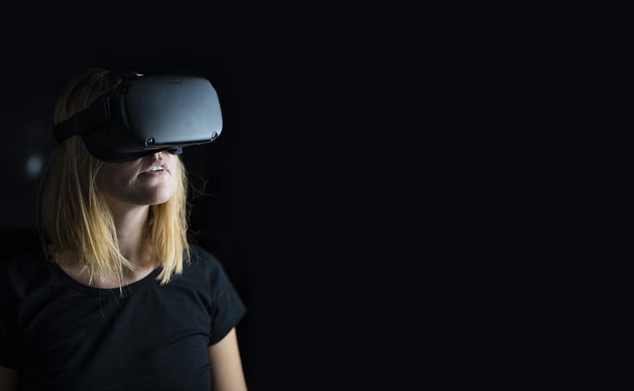 virtual reality, women, women in technology, technology, oculus, quest, female, imagination, looking, people