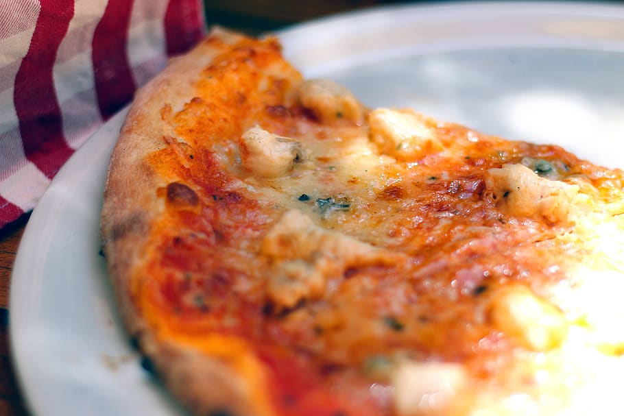 pizza, corteza, plato, comida, queso, comida y bebida, primer plano, lista para comer, comida italiana, interior