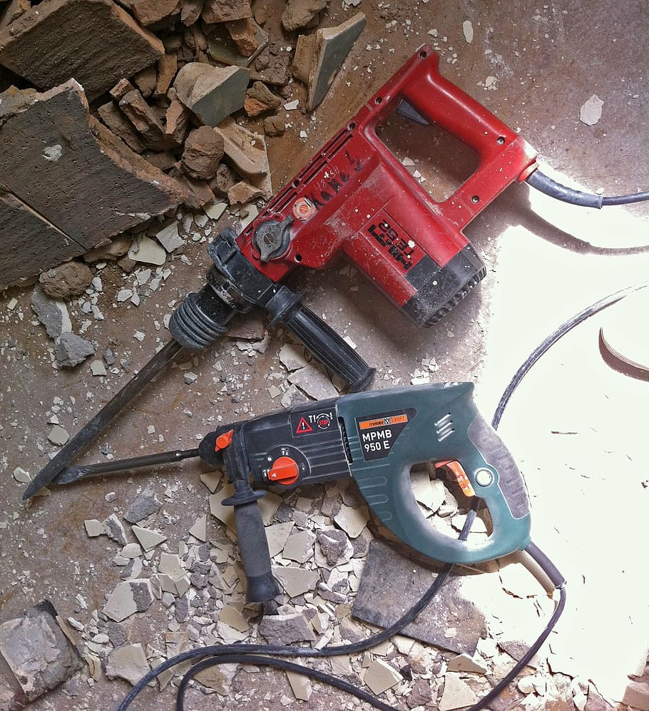 rojo, azul, herramientas eléctricas, martillo perforador, cincel, escombros, sitio, escombros del edificio, demolición, ruina