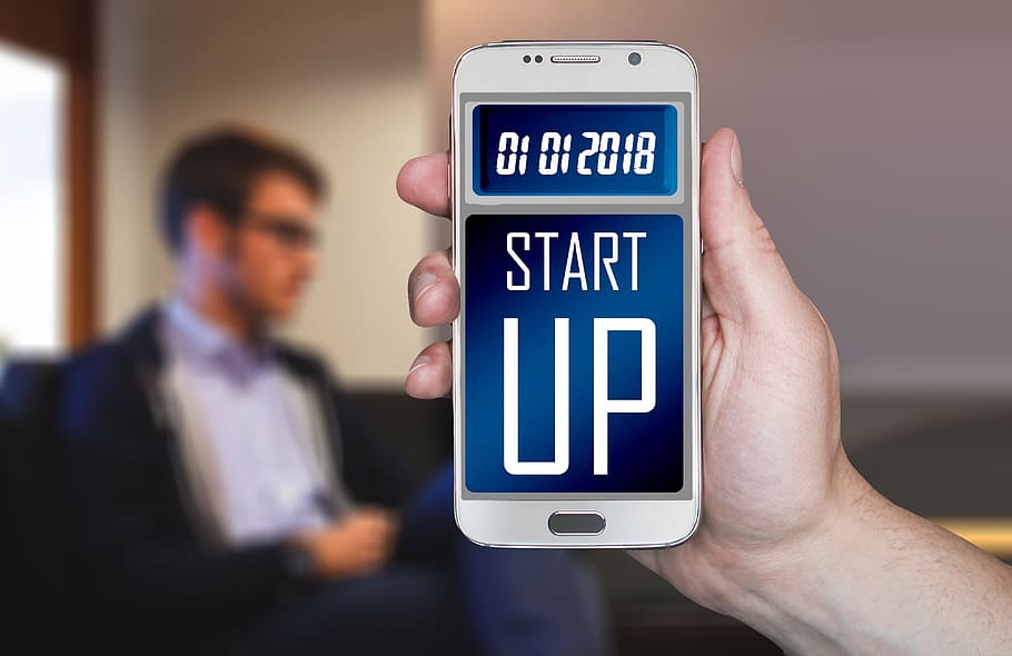 person, holding, samsung galaxy, s6, displaying, startup, 01 01 2018, smartphone, start up, lancer