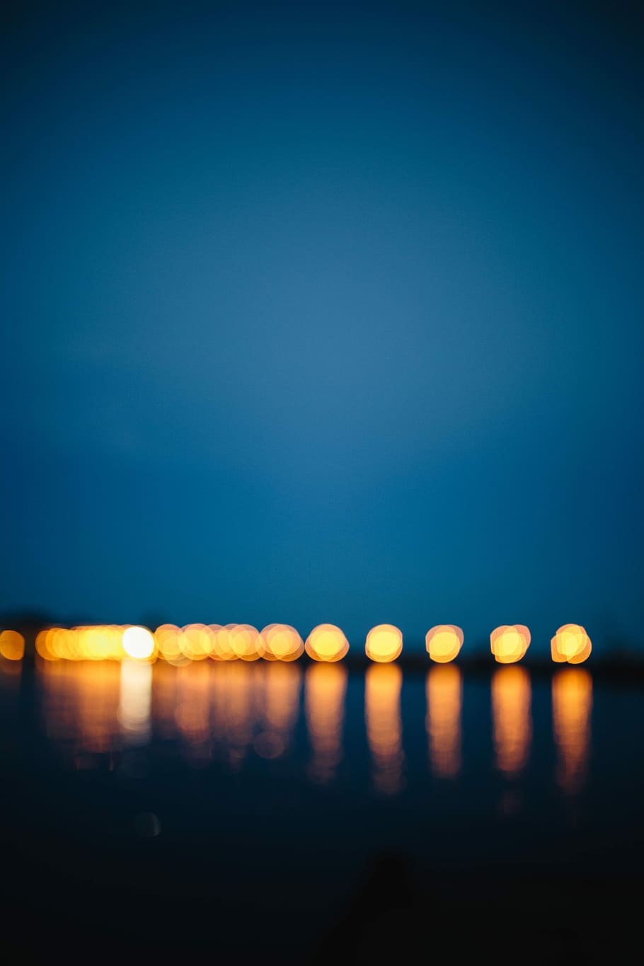 reflejado, agua, noche, luces de la ciudad, en la noche, costa, océano, mar, ciudad, reflexión