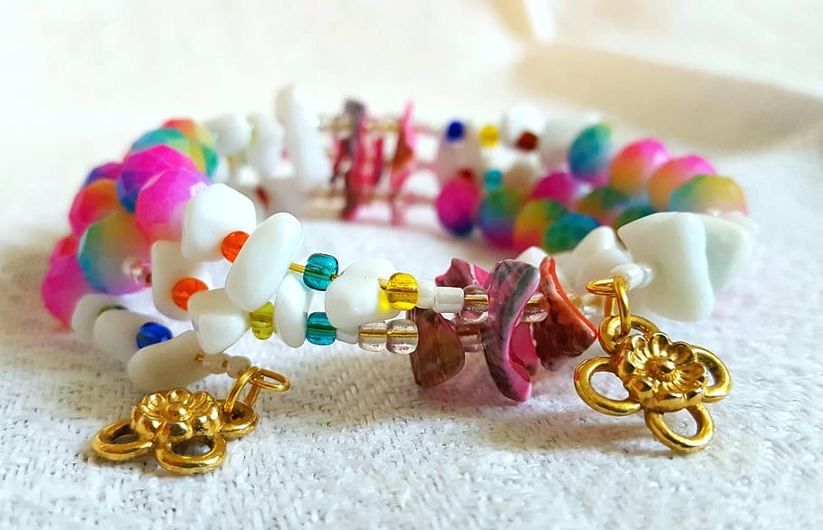 colorido, brilhante, arco íris, pulseira, pedra preciosa, ouro, jóias, vidro, miçangas, concha do mar