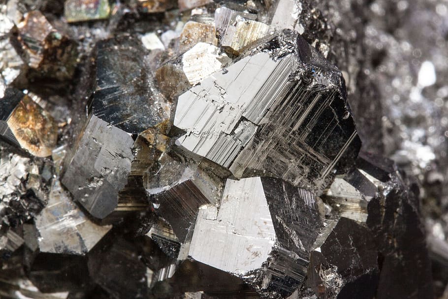 foto de primer plano, mineral de plata, pirita, piritas, minerales, sulfuro, hierro, azufre, cristales de idiomorfe, cubo
