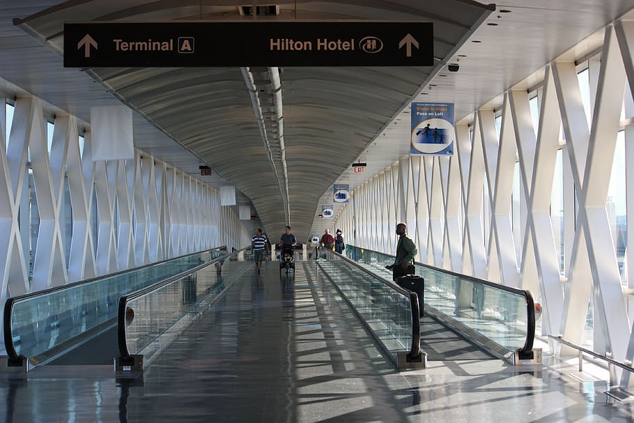 aeroporto, termonal, corredor, distância, arquitetura, estrutura construída, transporte, placa, texto, viagem