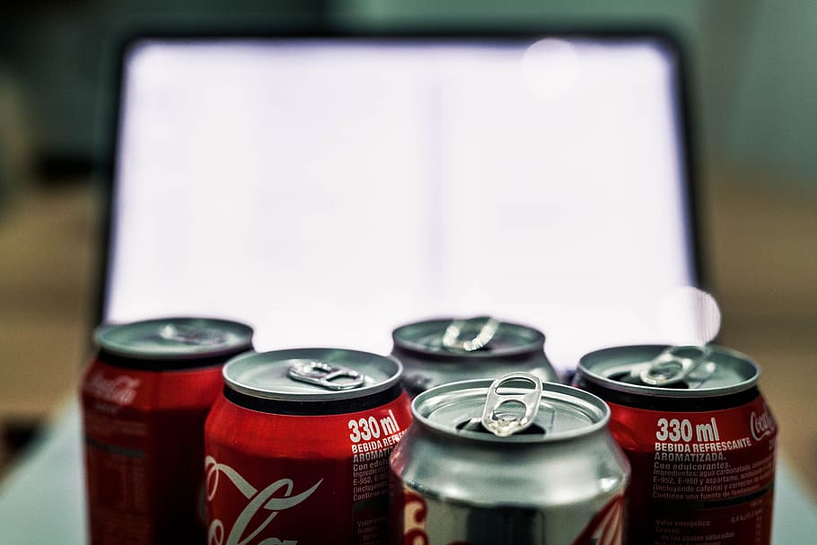 soda, kaleng, coca cola, teknologi, kelompok objek, di dalam ruangan, fokus pada latar depan, close-up, tidak ada orang, merah
