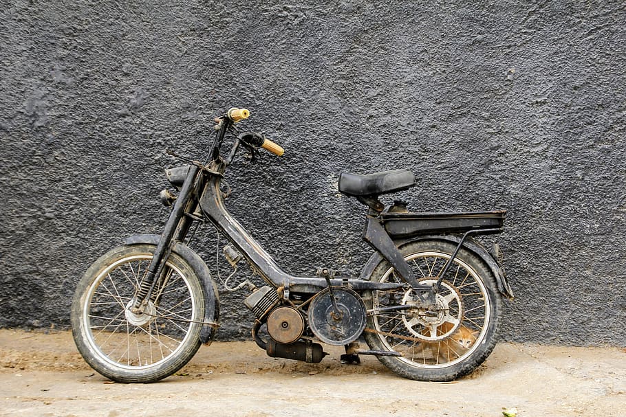 hitam, pedal, moped, bersandar, dinding, Sepeda Motor, Kucing, kendaraan roda dua, transportasi, sepeda