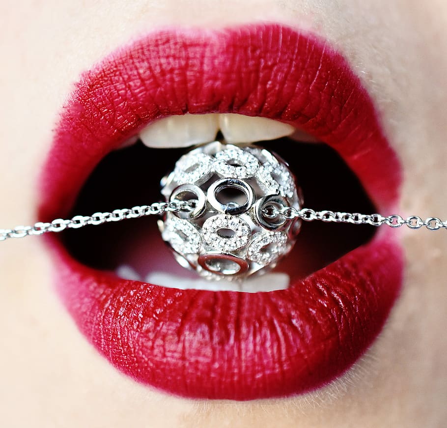 orang, mulut terbuka, aksesori berwarna perak, permata, bibir, merah, perhiasan fashion, perhiasan perak, detail permata, kalung
