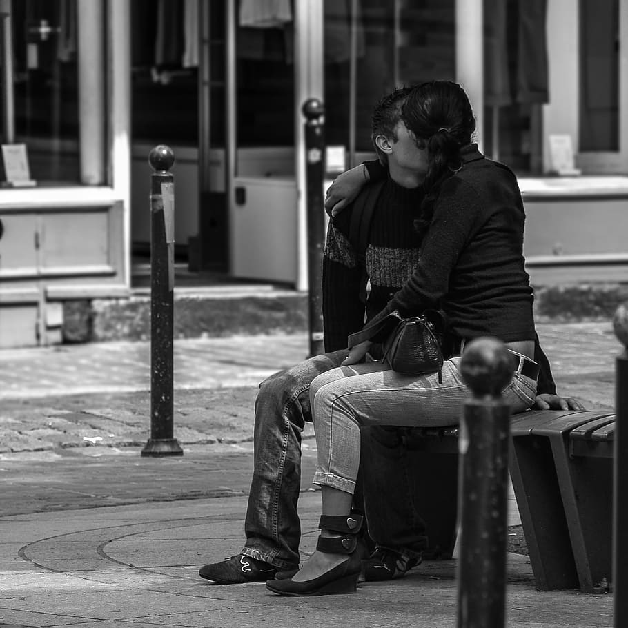 grayscale photo man, woman, kissing, sitting, chair, kiss, in love, couple, love, public bench