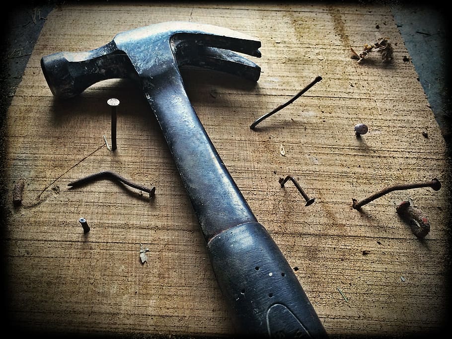 Primer plano, foto, martillo, martillo negro, clavos, madera, tablero, herramienta, trabajo, construcción