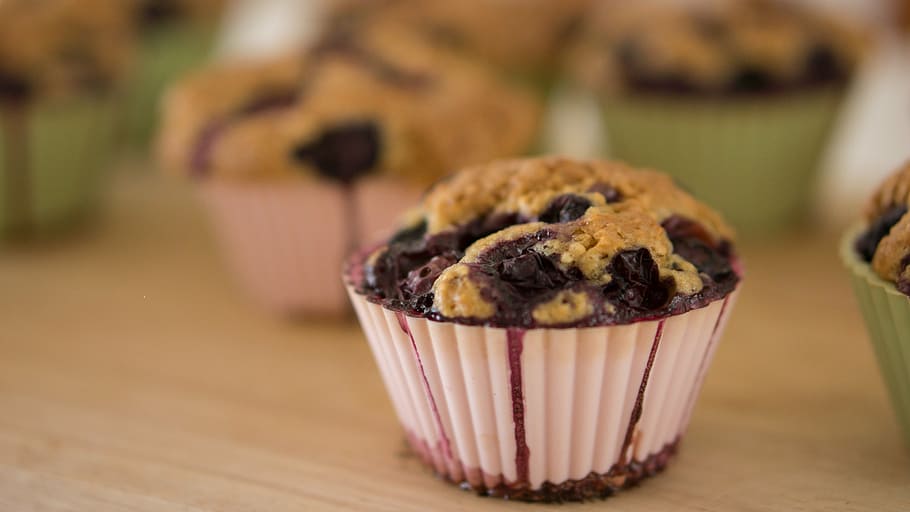 selective, focus photography, muffin, beige, table, cupcakes, muffins, bake, blueberry, berry