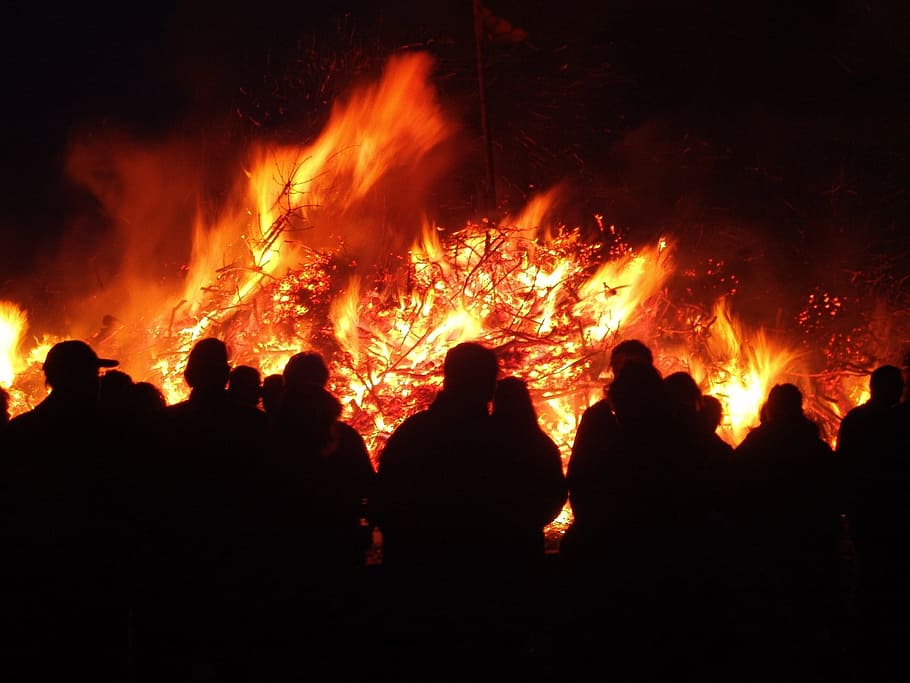 personas cerca del fuego, Fuego de Pascua, Puesta de sol, fuego, fuego - Fenómeno natural, calor - Temperatura, llama, ardor, rojo, hoguera