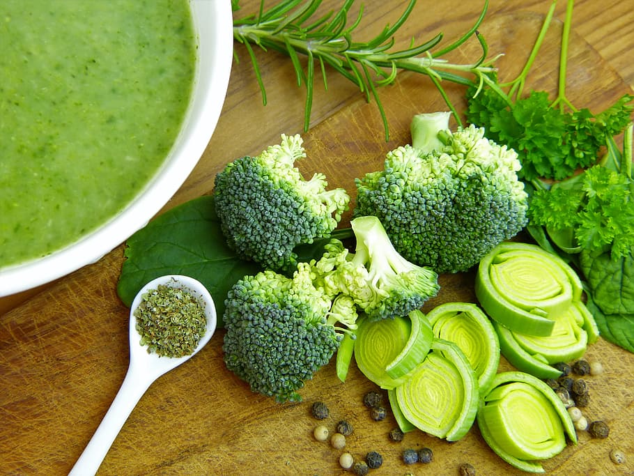 hijau, brokoli, coklat, kayu, meja, sup, sayuran, daun bawang, lada, biji-bijian