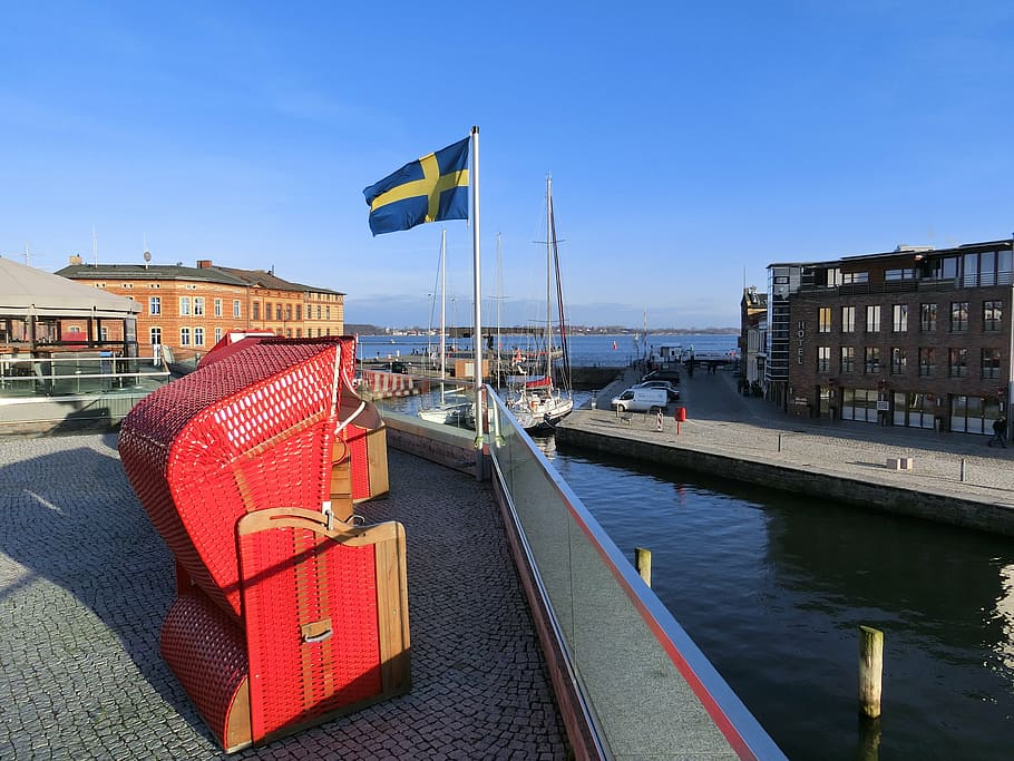 bandera, suecia, silla de playa, stralsund, agua, estructura construida, transporte, arquitectura, exterior del edificio, cielo