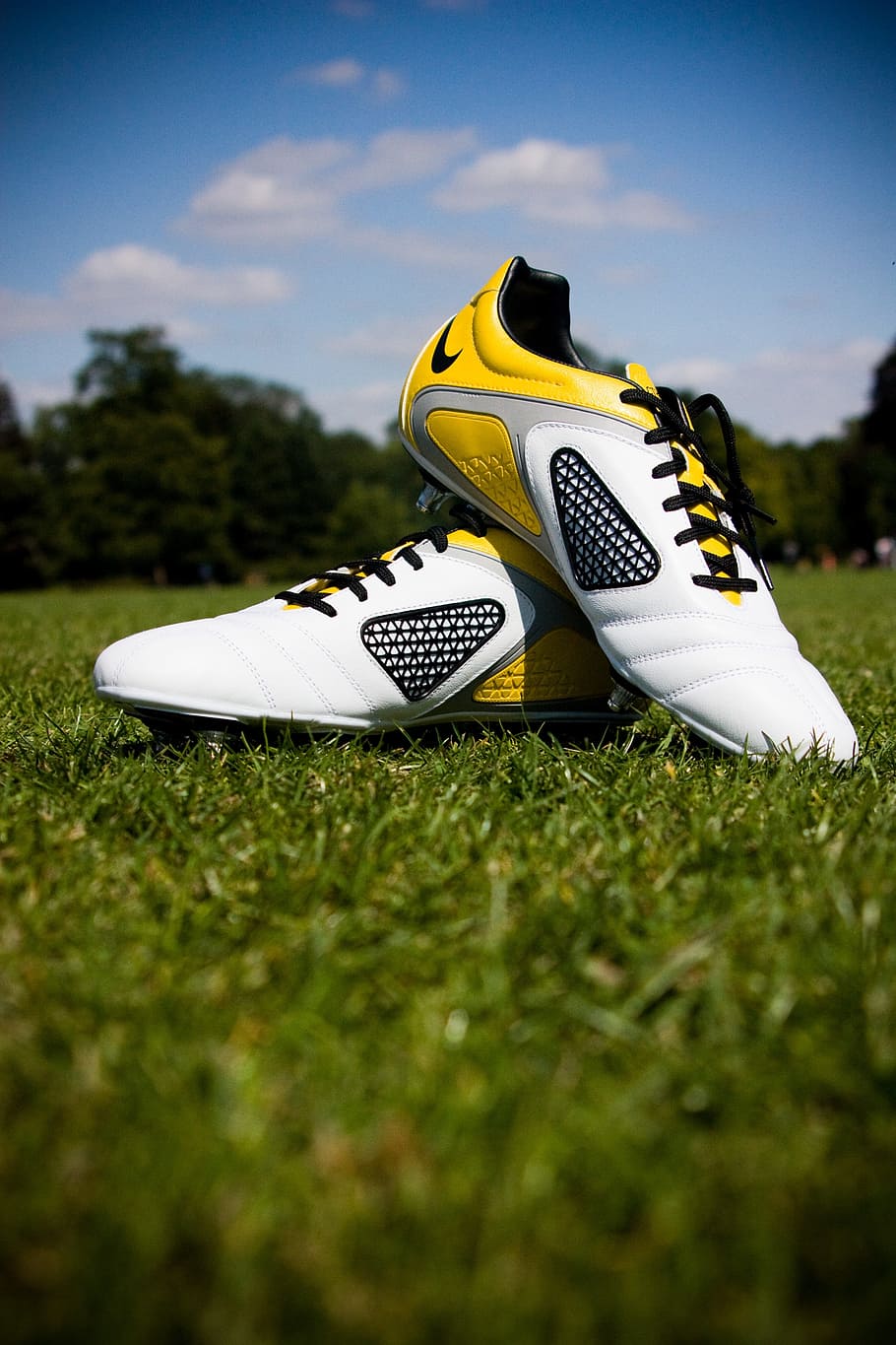 par, botines de fútbol nike blanco y amarillo, campo, durante el día, fútbol, ​​botas, zapatos, deporte, césped, parque