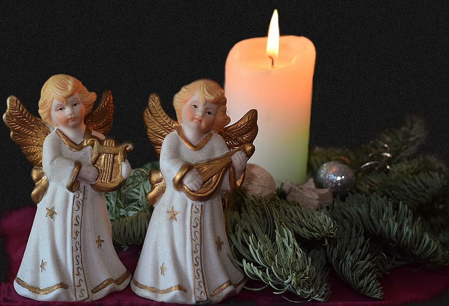 dos kerubs de cerámica, ángel, adviento, vela, figura, decoración, adornos navideños, navidad, celebración, representación humana