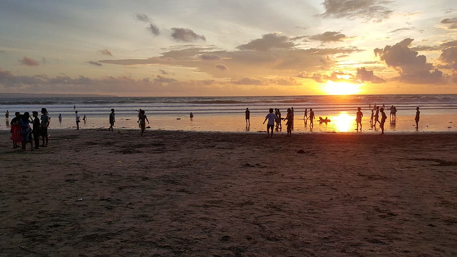 puesta de sol en la playa de kuta bali, indonesia, puesta de sol, vacaciones, viajes, turismo, playa, tierra, cielo, agua