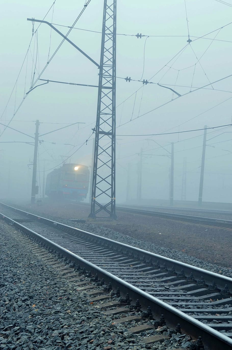 tren, niebla, rieles, guijarros, alambre, mástil, luz, camino, camino a ninguna parte, movimiento