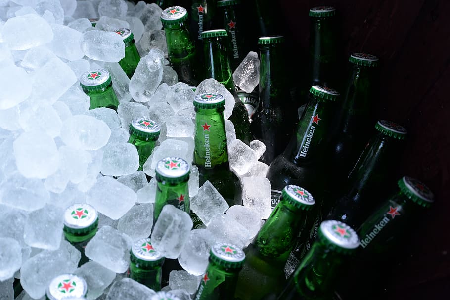 ハイネケンボトル, 満たされた, 氷, ボトル, ビール, アイスキューブ, ビール瓶, アルコール, ドリンク, 飲料