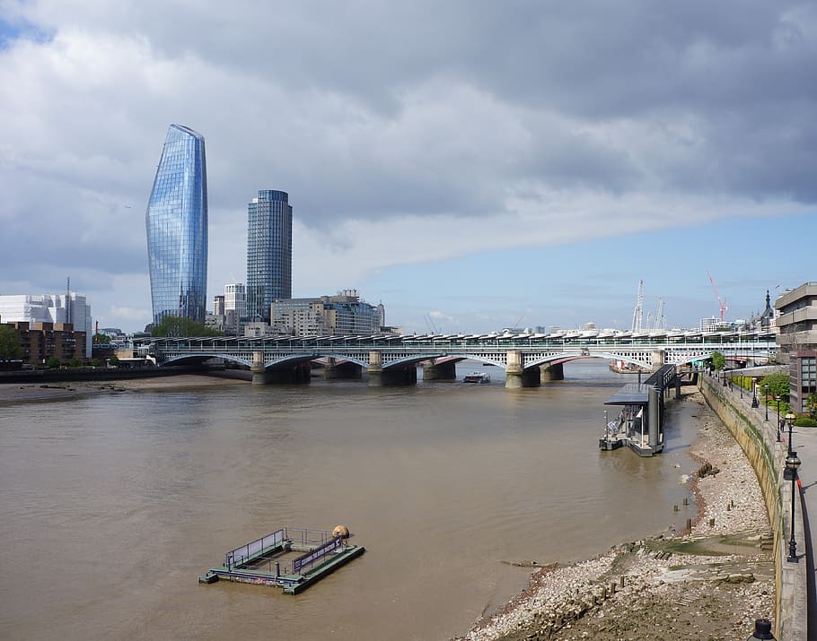 Bridge capital. Темза фото сейчас пересохла.