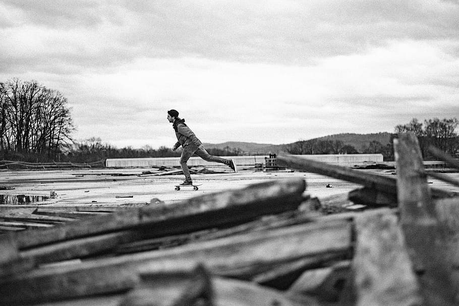hombre, corriendo, árbol, escala de grises, foto, chico, equitación, patineta, madera, bloques