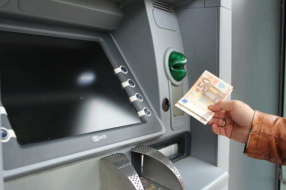 pessoa, exploração, duas, notas de 50 rupias indonésias, dinheiro, euro, retirar dinheiro, mão humana, papel moeda, finanças