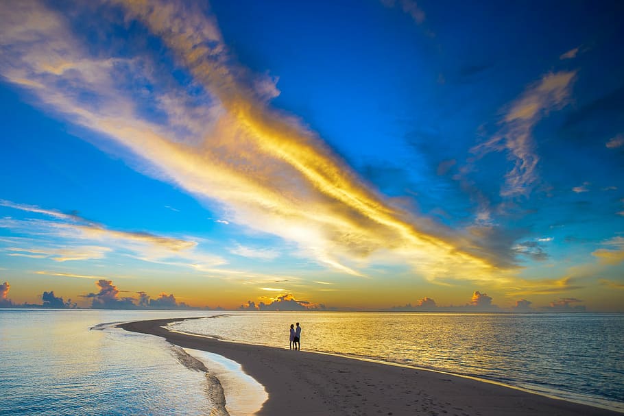 dos, persona, en pie, orilla de la playa, camino, líder, océano, puesta de sol, pareja, nube