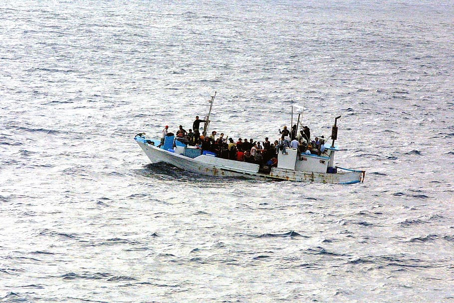 foto, gente, blanco, barco, bota, agua, refugiado, escape, asilo, políticamente