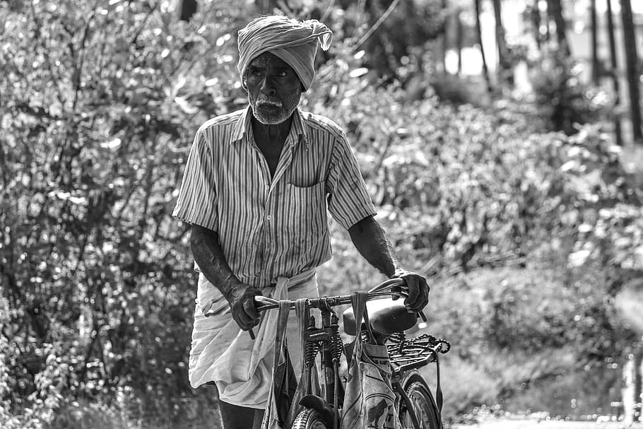 Деревня как образ жизни. Сельский житель на велосипеде. Черно-белые фото садоводов. Картинка жизнь сельских жителей Индонезии. Путешествие черно белая картинка.