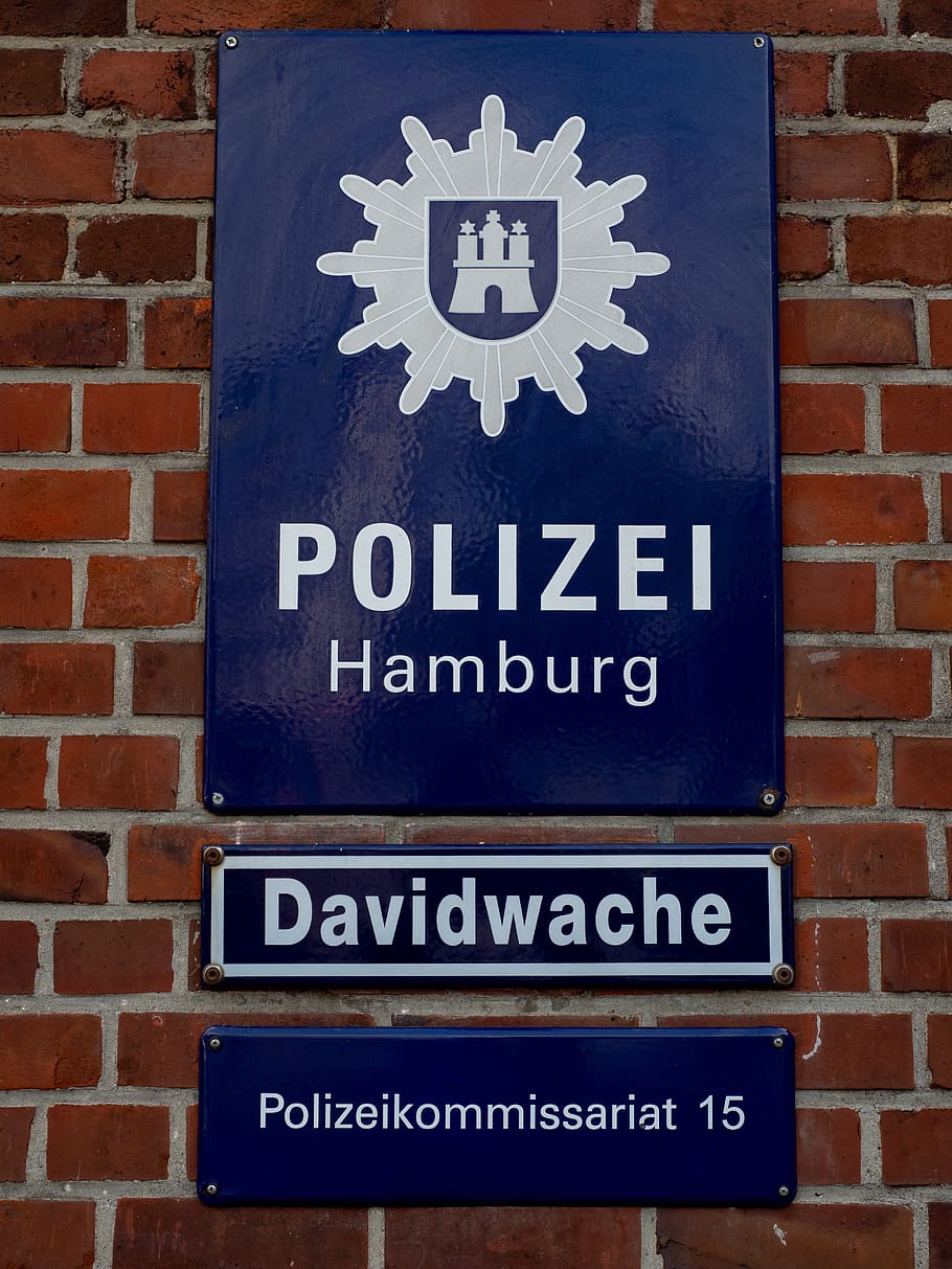 david guard, police station, police, hamburg, reeperbahn, sinful mile, shield, police commissioner, officials, text